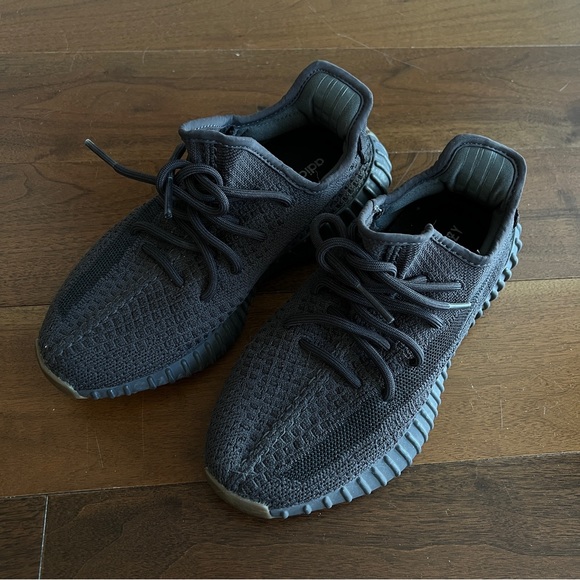 💯Authentic Adidas Yeezy sneaker women's shoes - Picture 2 of 7